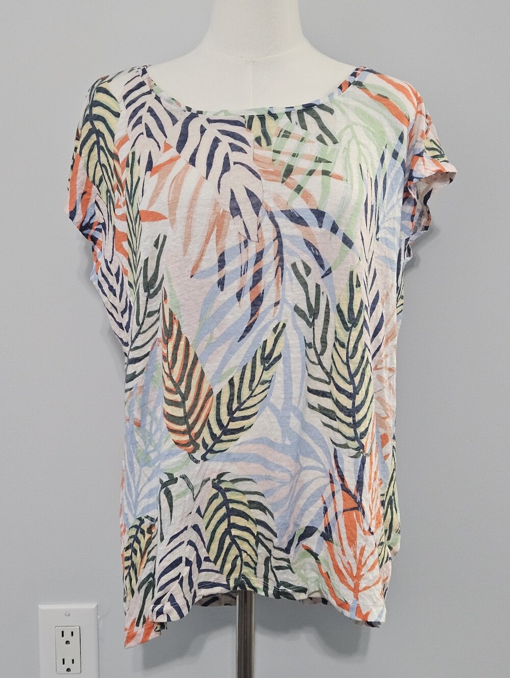 Tahari Size L Multi-Colored Thin Linen Tropical Tree Leaf Leaves Pattern Blouse